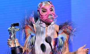 Cùng ngắm outfit độc đáo của Lady Gaga trên sân khấu VMAs 2020