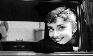10 món đồ thời trang không thể thiếu trong tủ quần áo theo phong cách Audrey Hepburn