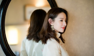 Đổng Khiết U40 vẫn rạng rỡ nhờ tuyệt chiêu dưỡng da đơn giản này