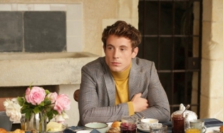 Emily in Paris: Không chỉ là cẩm nang thời trang dành cho phái yếu