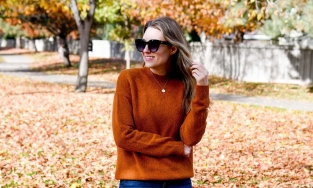 Biên tập viên WhoWhatWear gợi ý những món đồ thời trang không thể thiếu 