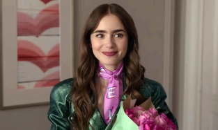 Gợi ý cách buộc khăn vuông sành điệu, bắt trend “Emily in Paris“