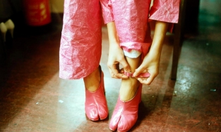 Giày Tabi (giày móng heo): Bảo bối hay thảm họa thời trang?