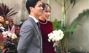 Vợ Công Phượng chọn áo dài nhung đỏ nền nã trong ngày trọng đại 