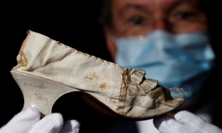 11.800 USD là giá đấu khởi điểm cho đôi giày của Nữ hoàng Marie Antoinette