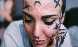 Xăm đen nhiều vùng trên cơ thể, nữ thợ xăm đi ngược với tiêu chuẩn vẻ đẹp