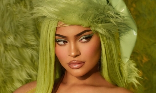 Người hâm mộ phát cuồng với bộ sưu tập Kylie Cosmetics x Grinch Holiday sắp ra mắt của nữ hoàng mỹ phẩm thế hệ mới Kylie Jenner
