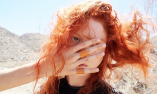 Vung tiền để mua đồ hiệu nhảm nhí thì sao? Mình là người có tiền cơ mà?!