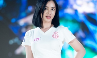 Gu thời trang Cẩm Đan: Cực kỳ thu hút dù chỉ diện áo phông và quần jeans