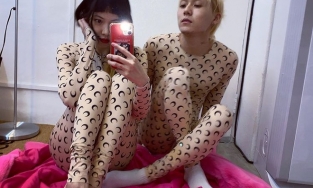 Diện đồ đôi bó sát, HyunA và bạn trai bị cư dân mạng chế thân hình xấu 