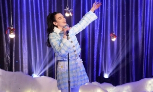 Mùa đông 2020, Dua Lipa và các sao nữ chuộng thiết kế có hoạ tiết nổi bật