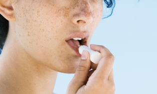 Mẹo đơn giản xóa bỏ nỗi lo thâm môi