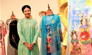 Hoa hậu Ngọc Hân cùng các nhà thiết kế trao tặng áo dài cho Bảo tàng Phụ nữ Việt Nam