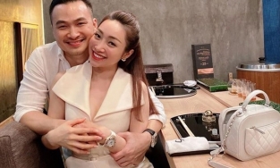 Thời trang vợ mới của Chi Bảo: Nhìn đơn giản nhưng soi kĩ toàn hàng hiệu