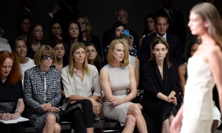 Bên cạnh Anna Wintour, ai luôn là người ngồi front row tuần lễ thời trang? 