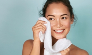 Dùng khăn bông lau mặt, tưởng không hại nhưng lại hại không tưởng