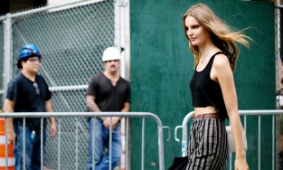 Tank Top là gì? Từ chiếc áo bơi đến item mùa hè không thể thiếu