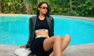 Giữa mùa hè nóng như đổ lửa, không hiểu vì sao Tiểu Vy lại thích diện chất liệu mùa đông này đến thế? 