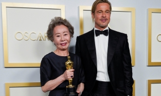 Niềm tự hào châu Á Youn Yuh Jung mặc váy tối màu nhận tượng vàng Oscar