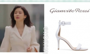 Nhìn những đôi giày của Lee Bo Young trong phim Mine là biết ngay xu hướng giày mùa hè 2021