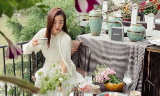 Vẻ dịu dàng của Hoa hậu Đỗ Mỹ Linh càng thêm mong manh nhờ màu sắc trang phục thanh nhã này