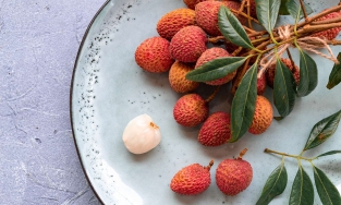 Ăn nhiều vải và mận? Đây là cách trị mụn nhọt trên mặt và trên cơ thể 