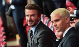 Không phải quần đùi áo số, David Beckham quyến rũ nhất khi mặc suit