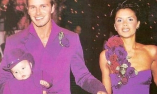 David Beckham tổng kết 22 năm hôn nhân với bà xã Victoria Beckham bằng những bức ảnh mặc đồ đôi cực 'tình'