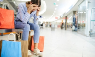 Về hành vi mua sắm để lấp đầy tổn thương và cách thoát khỏi nó