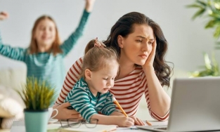 'Work from home' đang khiến da bị stress như thế nào?