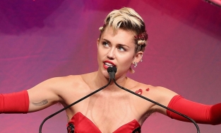 Các sao nữ khoe rừng rậm Amazon dưới cánh tay để chứng minh nữ quyền