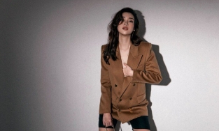 Đỗ Mỹ Linh tạo dáng khó hiểu: Luồn tay vào bên trong áo blazer thả rông