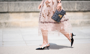 Xu hướng giày dép Thu - Đông 2021: Sự trở lại của những đôi giày slingback thanh lịch