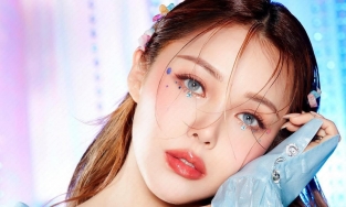 Gương mặt lấp lánh ánh sao là một trong số những kiểu trang điểm được yêu thích nhất mùa lễ hội