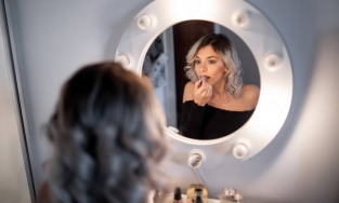 4 gạch đầu dòng cần phải làm để dọn dẹp và trang trí bàn trang điểm đầu năm