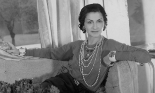 Coco Chanel: Người dẫn đầu xu hướng trang sức “fake” hay sự thật về những chuỗi ngọc trai Chanel