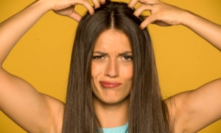 Dầu gội khô: 'Vật phòng thân' của những cô nàng da dầu, tóc bết ngày hè