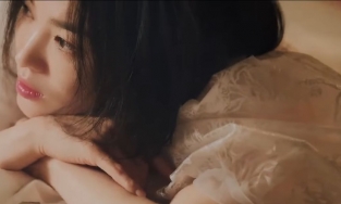 Nhan sắc siêu thực của Song Hye Kyo trong clip quảng cáo son mới gây rúng động