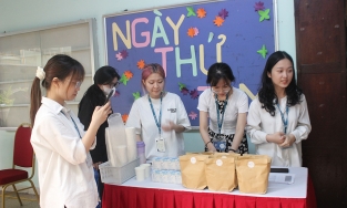 Sinh viên Ngoại giao tổ chức sự kiện chăm sóc sức khỏe tinh thần cho gần 400 người nhà bệnh nhân nhi