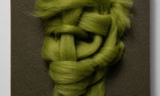 Dùng len để khắc họa chân dung của một thời đại dễ thương tổn