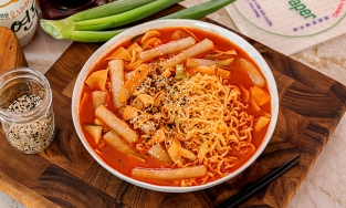 Cách làm tteokbokki Hàn Quốc từ bánh tráng Việt Nam