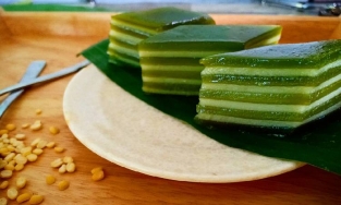 Cách làm bánh da lợn đậu xanh lá dứa dẻo, bùi, thơm ngon để cả nhà ăn vặt