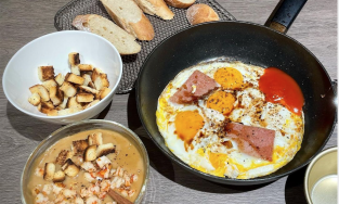 Trấn Thành đãi Hari Won bánh mì chảo, đồ ăn ngon nhưng bánh mì quá lửa rồi!