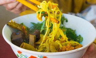 Bún nghệ xào lòng, món ngon lạ miệng, bổ dưỡng xứ Huế