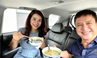 NS Chí Trung mua phở vào ô tô thưởng thức, Salim cũng ngồi ô tô ăn xôi chè