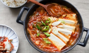 Cách nấu canh kim chi thịt bò Hàn Quốc ngon mà dễ nấu cho ngày lạnh