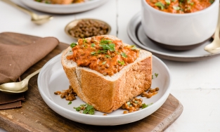 Bunny Chow, món bánh mì nhồi cà-ri được nhiều người yêu thích ở Nam Phi