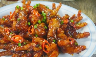 Cách làm chân gà xào cay giòn sần sật cho bữa nhậu ngày gió về