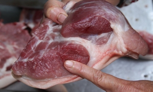 Thịt lợn có 5 dấu hiệu này thì giá rẻ đến mấy cũng không nên mua