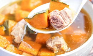 Cách nấu món canh bí đỏ sườn heo bổ dưỡng, thơm ngon cho bữa cơm chiều